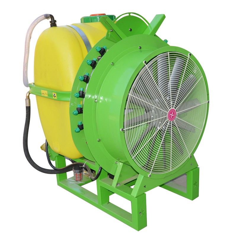 Presentato lo spruzzatore da giardino montato: ampia copertura e facile montaggio sul trattore per una cura senza interruzioni