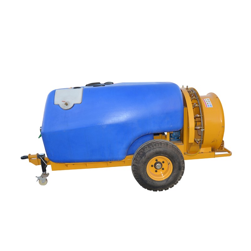 Spruzzatore per frutteto ad aria compressa montato su trattore